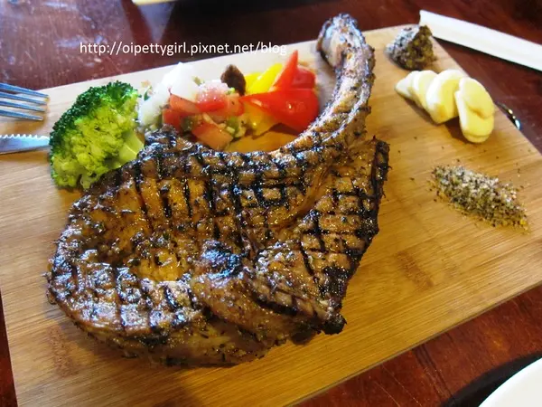 台南。中西區❤德斯啤鮮釀啤酒餐廳↘道地德國鮮釀啤酒屋↘酒鬼的最佳選擇XD↘中、德料理任君選擇↘大推德國香腸、戰斧豬排及德國豬腳↘附完整菜單        
      