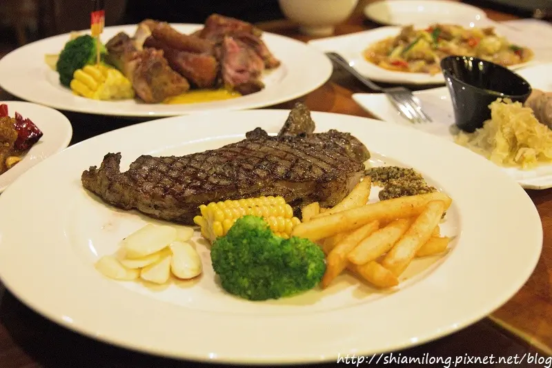 【台南】中西區 ★ 德斯啤鮮釀啤酒餐廳 - 德式風格主題餐廳，豬腳、啤酒、球賽、小酌，越夜越美麗