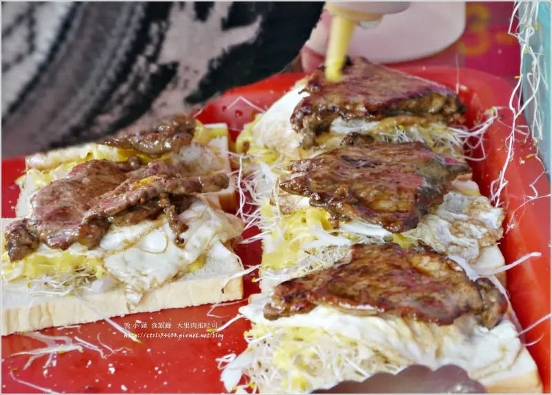 【台中‧大里】大里無名肉蛋吐司‧小鮮肉賣的肉蛋吐司，吃的到一整片燒肉