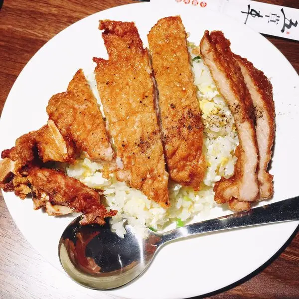 [台北大安美食]五草車中華麵食館 排骨蛋炒飯高 蝦仁紅油抄手 牛肉麵 高CP 東區216巷美食 忠孝敦化捷運站