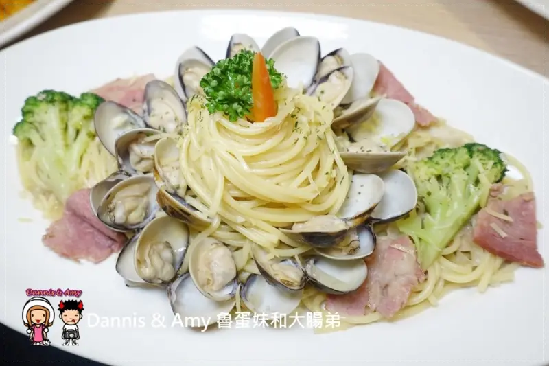 《湖口火車站美食》NU PASTA-湖口店 平價義大利麵。披薩。焗烤。吐司盒子。飲料。情侶好友雙人超值下午茶︳招牌蒜香蓮花蛤蜊義大利麵 推薦必點~內用外帶皆可聚餐好地點（附影片）