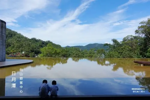 日月潭旅遊景點 ▶ 日月潭向山遊客中心 & 日月潭自行車道 ▶ 親子共乘自行車環湖 擁抱日月潭美景