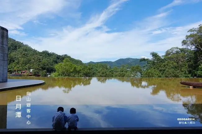 日月潭旅遊景點 ▶ 日月潭向山遊客中心 & 日月潭自行車道 ▶ 親子共乘自行車環湖 擁抱日月潭美景