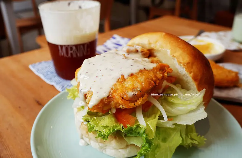 【台中西區】早伴早餐-記得每天都要吃早餐.老屋早午餐.漢堡押餅小蔬堡單點百元以下.木質調簡約風.綠意點綴.裝潢舒適.美術館商圈