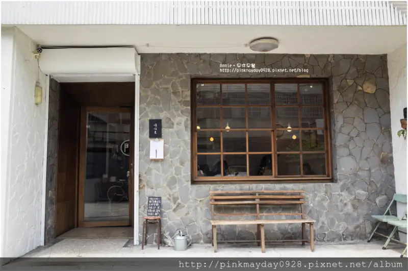 ✿台中✿ 文青必備老屋早午餐 這門口實在是太好拍 濃濃的復古清新感讓人好喜歡 ➜ 早伴早餐