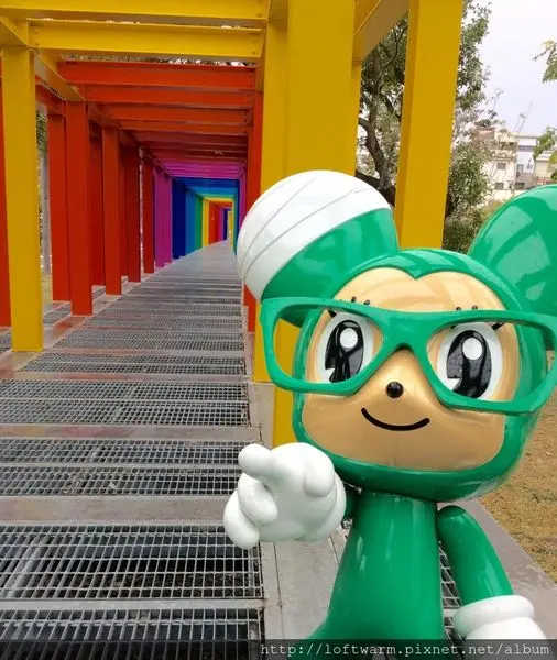 台南景點|新營美術園區彩虹長廊 童年狂想曲繽紛小鼠 不二良 五月天阿信StayReal品牌設計師