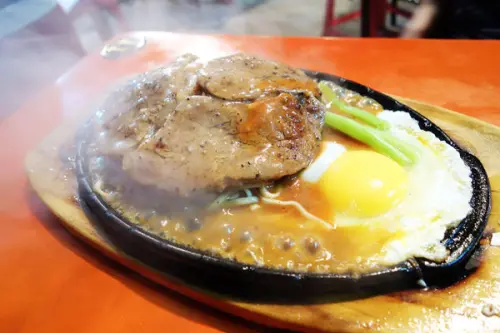 鄉民推介七星級牛排館 行家牛排館~百來元的美味 古早味通心粉 怪癖老闆攤位都好偏僻 