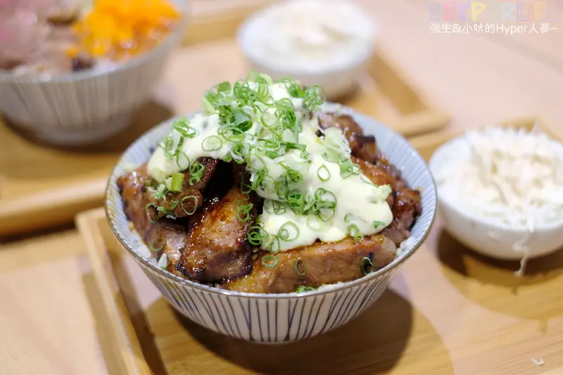 │滿燒肉丼食堂(文心店)│數十種的丼飯變化讓人好想每道都點來吃看看呀！就在文心國小斜對面，也有提供特約停車場和外送服務呦！