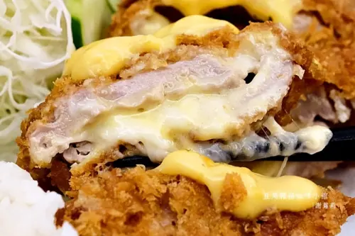 《三重♥食記》豆角 doukah 豬排咖啡小館。超高CP值豬排丼飯，金黃起司牽絲、還有濃厚乳酪層超犯規！