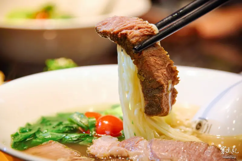 【中肯‧食記】東區延吉街‧小熟成牛肉麵｜厚切熟成牛排‧超厲害牛肉麵！