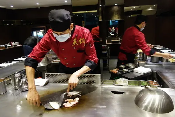 興安街天銅平價鐵板燒 台北好吃平價鐵板燒推薦，食材新鮮還有黑胡椒醬、三杯醬、麻辣醬汁可選，物超所值的美味平價鐵板燒