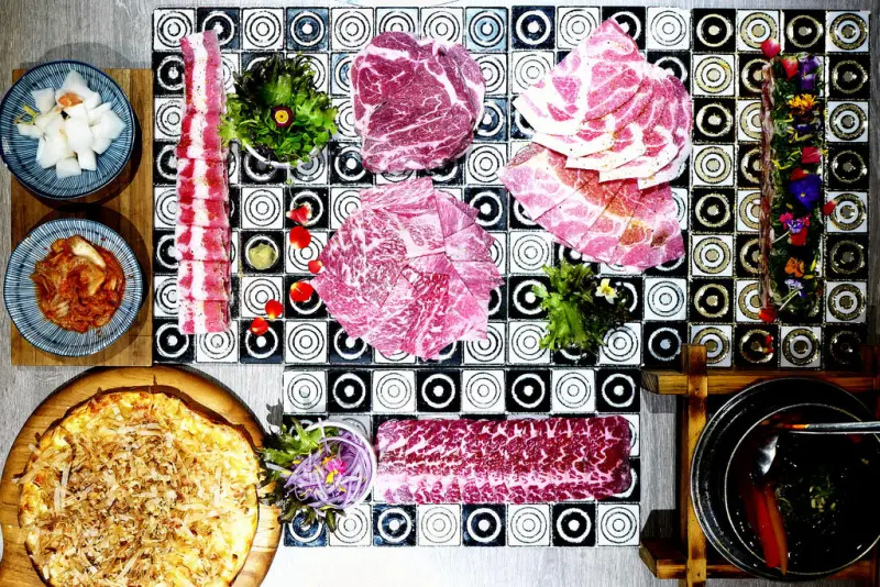 山鯨燒肉--新風格套餐，金光閃閃的奢華感，與新時尚香草芽菜的燒肉新吃法