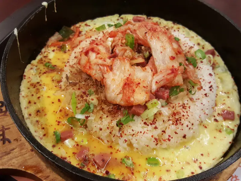 【食-新竹東區】奔匙翻滾手炒飯/麵(巨城店)★麻辣臭豆腐炒飯☆創意鐵板炒飯