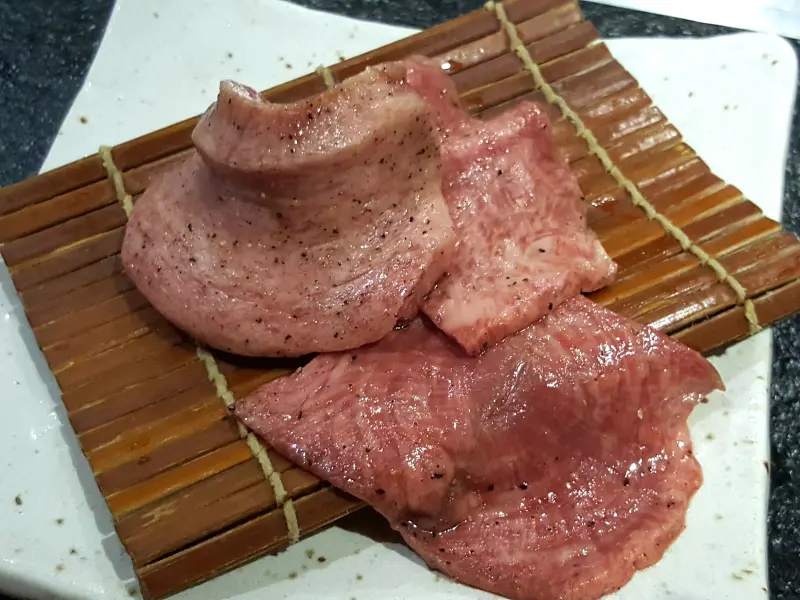 【食-新竹東區】一燒和牛專賣店♡完美的油花分布，讓人忍不住想吞下一整條和牛 ♥沒預定吃不到的夢幻牛舌♡ 嚴選澳洲黑毛和牛12+等級 