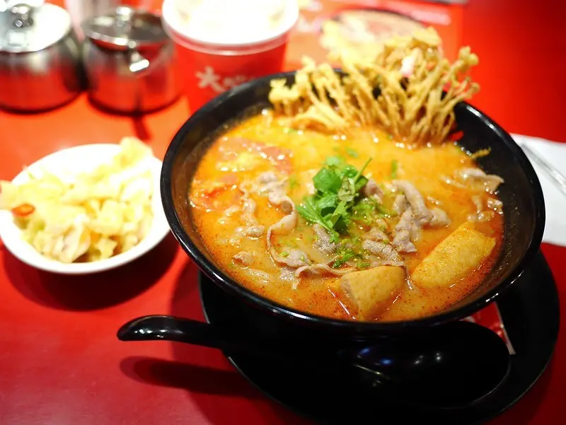 【台北美食】瓦城大心新泰式麵食 - 誠品南西店，捷運中山站美食。誠品美食街泰式料理、泰式餐廳。(台北景點．台北餐廳．中山美食．月亮蝦餅．泰式奶茶．泰式酸辣麵．泰式河粉)