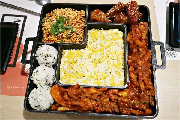 [台北萬華]OMAYA春川炒雞/西門町|史翠新芝心鍋(含韓式炸雞翅、辣雞麵、泡菜、年糕、飯糰、起司)、棉花糖飲品