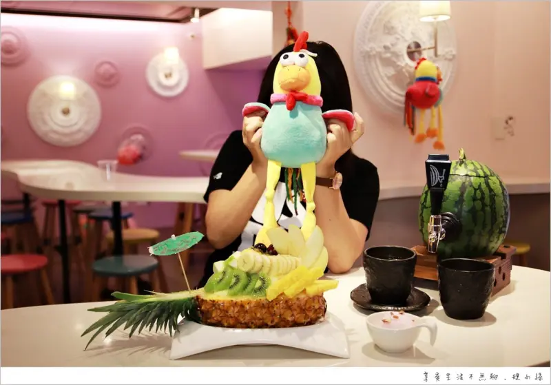 [逢甲美食] Maj.Fruitti 冰菓藝棧：IG超夯打卡點.台中芒果冰.台中冰菓室* 超夢幻冰菓室就在逢甲夜市！夏天就是要大口吃冰！超療癒水果冰球五顏六色冰涼又過癮～