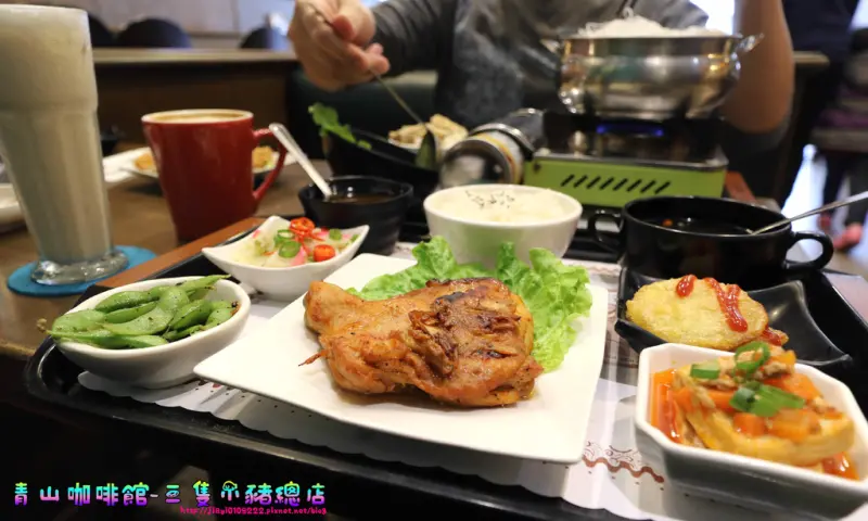【嘉義.東區】青山咖啡館-三隻小豬總店。近嘉義高商.嘉義公園：創意套餐美味平價，溫馨圍氣中的日式咖啡館