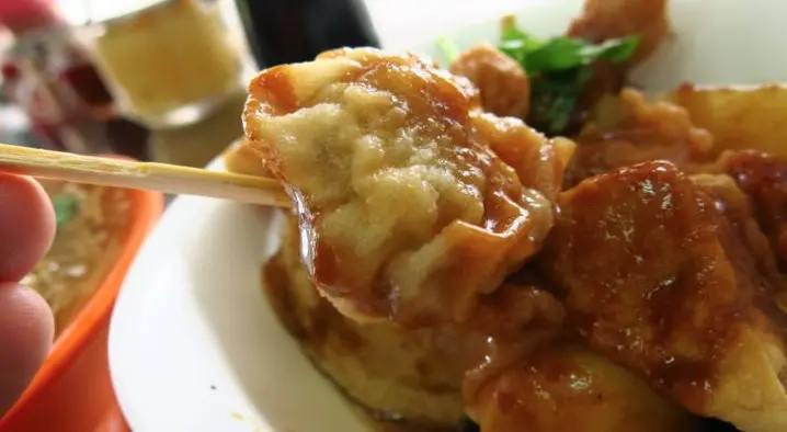 忘不了的巷口美食”艋舺甜不辣、 腸蚵麵線、 肉丸“：【台北市中正區、萬華 】