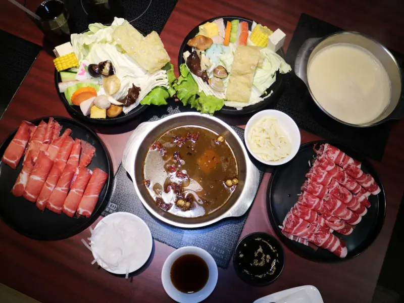 【高雄左營】九勺涮涮鍋｜旅人暖心暖胃的第九味。彩虹市集