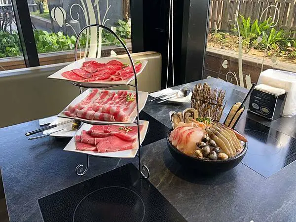 【高雄美食】九勺涮涮鍋／不擁擠的鍋物，來一場舒適午餐旅行吧。大份量的英式牛肉三件拼盤，巴蜀熊貓麻辣鍋，海港漁獲((附新菜單