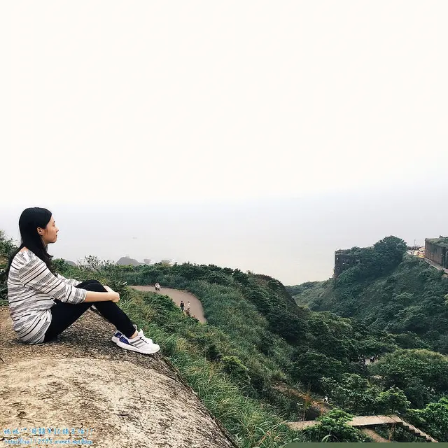 旅遊。新北★金瓜石廢煙道 站上廢煙管眺望金瓜石山城景色