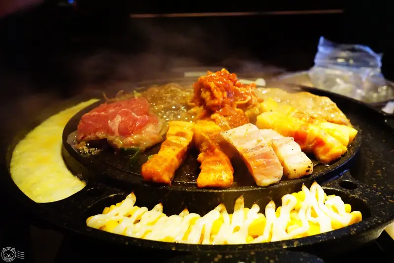 ※ 糕糕在尚(龍富店) ※ Running man指定韓國正宗鐵盤烤肉吃到飽！超過25種食材、韓式小菜通通隨你吃，還有免費韓服拍照超美！│星羽的幸福小宇宙
