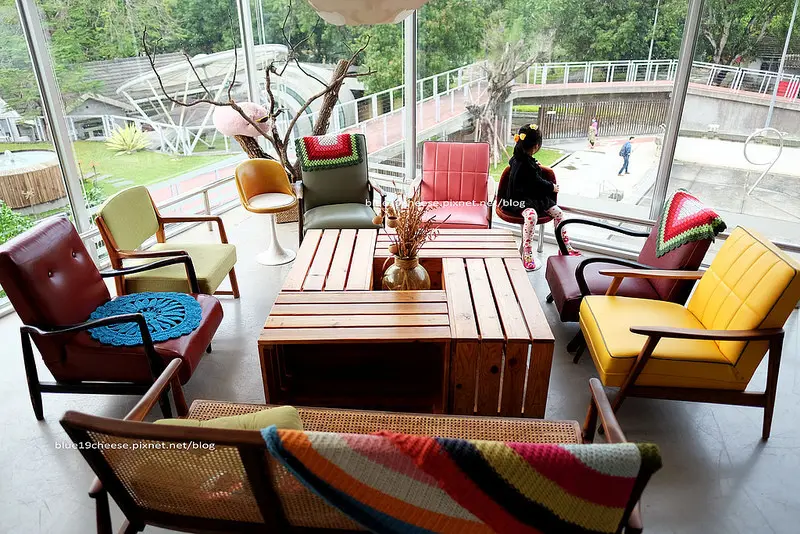 【台中霧峰】熊轉家小豬食-滿間小豬.車輪椅.店狗庫瑪kuma.偉士牌店家.結合當地食材.270度大面寬對外窗光線好.拍照好.921地震教育園區內重建記錄館二樓.近光復新村和亞洲大學.霧峰親子一日輕旅行