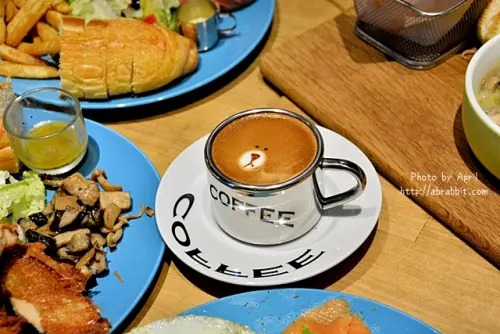 [台中]牧熊小館--巷弄內的人氣早午餐，熊熊咖啡好可愛啊！@西區 向上南路