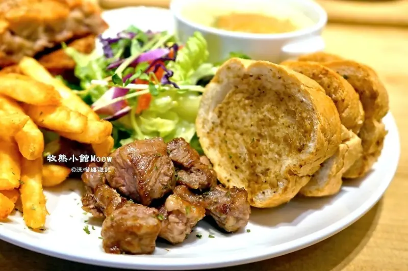 台中西區早午餐 ❤ 牧熊小館 Moow ❤ 隱身巷弄中慢活悠閒早午餐 #療癒系小熊拉花 #免服務費 #無線wifi上網 (牧熊小館菜單)