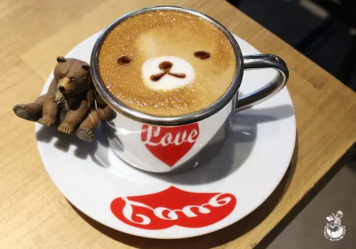 台中美食︳牧熊小館，工業風人氣早午餐，卡布有熊出沒！