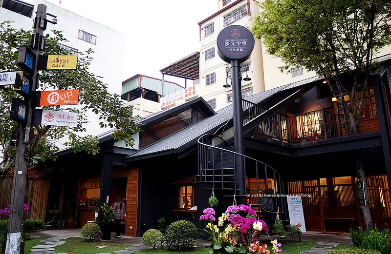 【台中西區】陳允寶泉百年餅舖 草悟道店-百年老店.二樓日本味的允泉茶庵.一樓販售麵包和冰淇淋銅鑼燒哆啦燒及手燒太陽餅.還有懶人包子.傳承第五代.范特喜微創文化.草悟道的新亮點