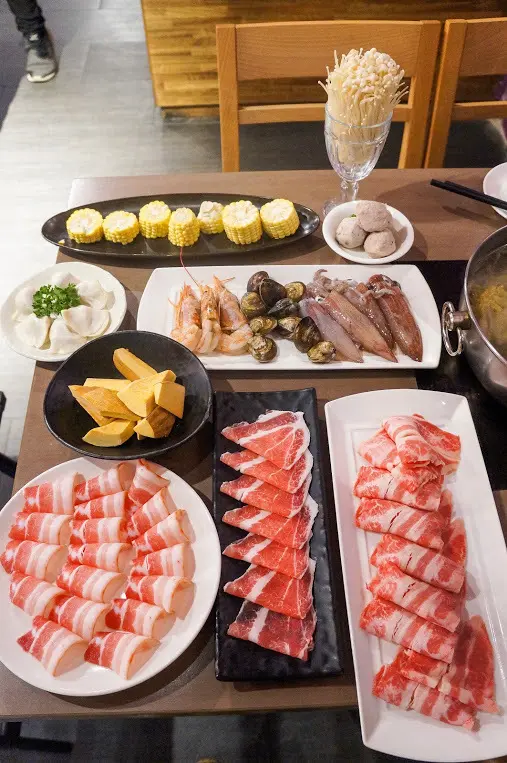 好吃到已四訪！麻妃頂極鴛鴦鍋|新北三重鍋物推薦！捷運菜寮站美食・酸菜白肉鍋・可以喝的天然麻辣鍋・不重鹹很清爽！超大新鮮肉盤・鮮甜生猛海鮮・內有菜單MENU