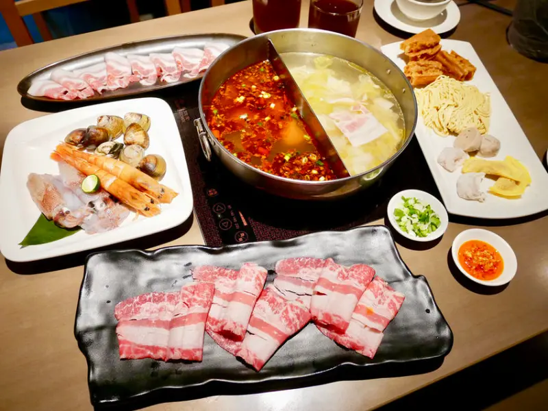 [新北三重] 麻妃頂級麻辣鴛鴦鍋 / 大骨熬製溫潤麻辣湯順口好喝 / 產地直送新鮮海鮮更是主題曲 / 菜寮捷運站 / 酸菜白肉鍋