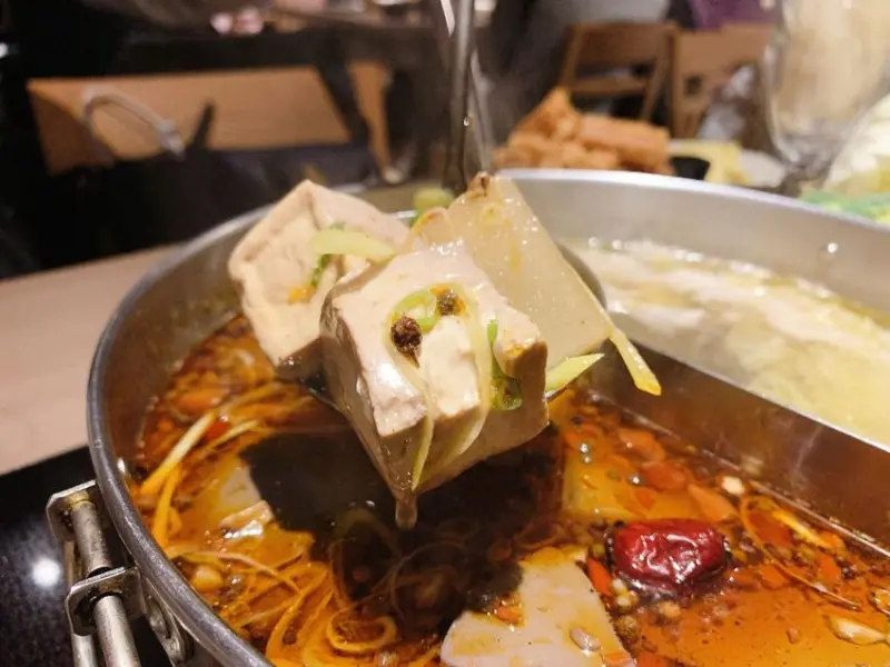 [美食] 麻妃頂極麻辣鴛鴦鍋 ♥ 三重必吃麻辣鍋 ♥ 彈牙小鮮肉 Ｖ.S 最愛海是你雙人套餐 ♥ 台北大肉盤火鍋酸菜白肉鍋推薦♥  (ㆁᴗㆁ✿)