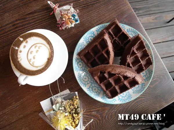 〖台中│美食〗MT49 CAFE 芒果樹49號咖啡店 ❤ 店裡頭滿滿的龍貓擺飾，根本是龍貓迷的天堂~鬆餅好好吃，不添加鬆餅粉、發粉及蘇打粉，糖糖超激推!還有現場冰球秀~
