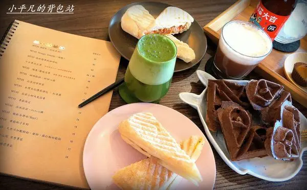 台中/北屯/美食︱MT49 CAFE 芒果樹49號咖啡店︱頂級嚴選的原料，創作出多種讓人回味的飲品與美食︱店內環繞著淘氣可愛的龍貓公仔︱夏天必點冰球玫瑰荔枝蜂蜜醋＆清香綿密的小山園 甘蔗蒼壽︱︱小平凡