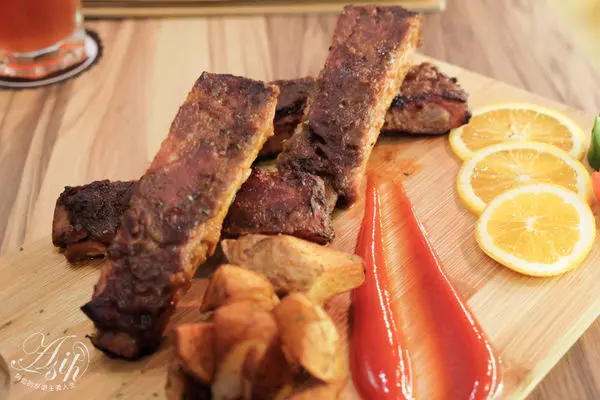 <新北。新店>H&W Restaurant and Bar吃美式餐點+小酌一番!假日還有現場LIVE演奏喔│捷運大坪林站