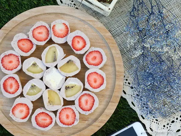 台中美食│紅土丘陵真心芋泥球〃久違的草莓芋泥球回來啦！需預訂才吃的到唷～              