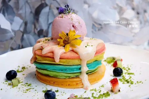 《北市大安區♥食記》Joanne Lee Cake Design。繽紛又夢幻，少女必吃七色彩虹千層鬆餅！(忠孝敦化站)
