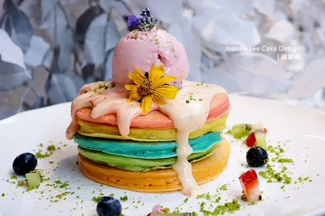 《北市大安區♥食記》Joanne Lee Cake Design。繽紛又夢幻，少女必吃七色彩虹千層鬆餅！(忠孝敦化站)