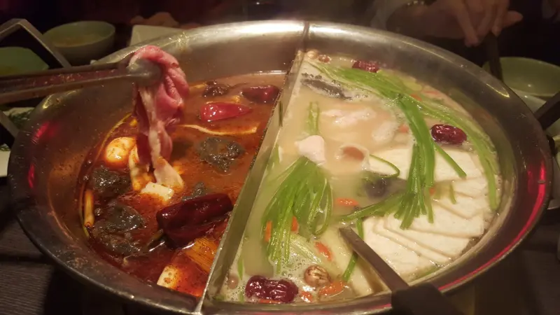 青菜呷呷。食尚小咪 ♥【新北市板橋區。這一鍋皇室秘藏鍋物鴛鴦麻辣火鍋/推薦板橋好吃麻辣火鍋這一鍋好吃嗎這一鍋鴨血好好吃這一鍋價位如何】