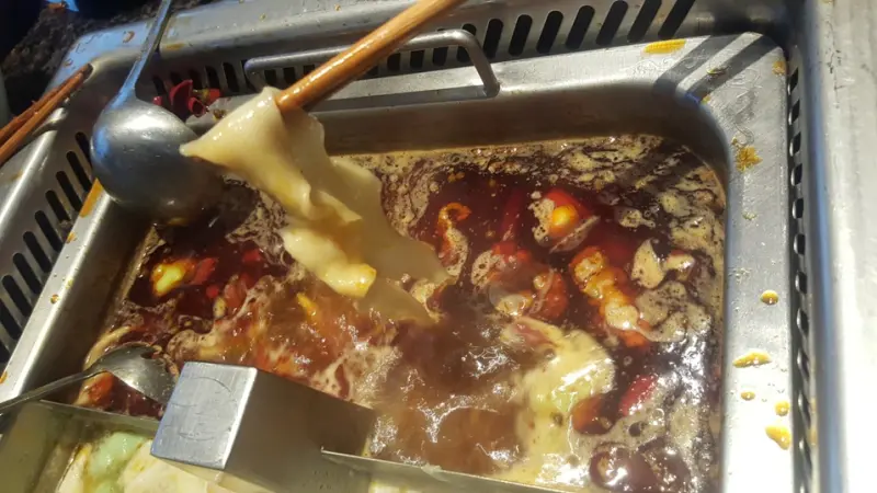 青菜呷呷。食尚小咪 ♥【台北市信義區。海底撈麻辣火鍋 台灣一號店（ATT4Fun6F)推薦台北好吃火鍋台北海底撈麻辣火鍋好吃嗎排隊排到翻】