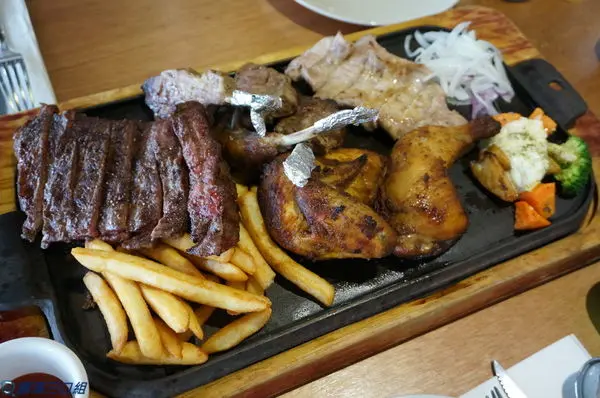 【食記】高雄苓雅_愛牛客炭烤牛排館-ibeef@超級烤肉總匯的大滿足 視覺與味覺的大震撼