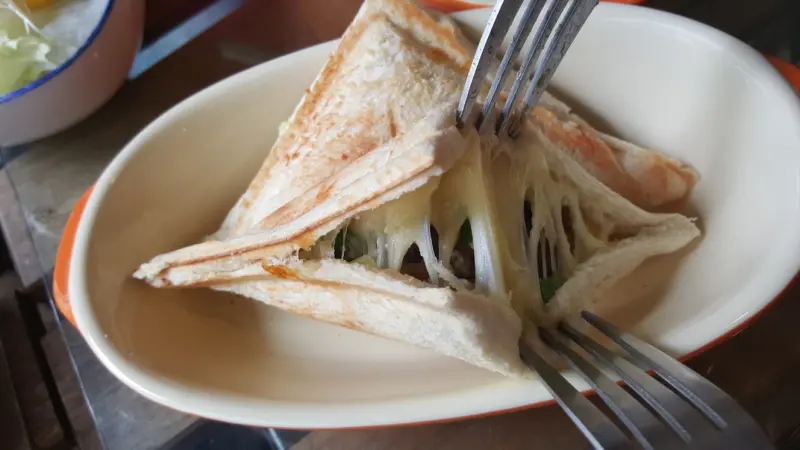 青菜呷呷。食尚小咪 ♥ 【新北市板橋區。好食光早午餐Goodtime 推薦板橋好吃平價早午餐卡滋卡滋脆蛋餅、爆料麻糬吐司、好特別的皮蛋蛋餅 白頁豆腐蛋餅】