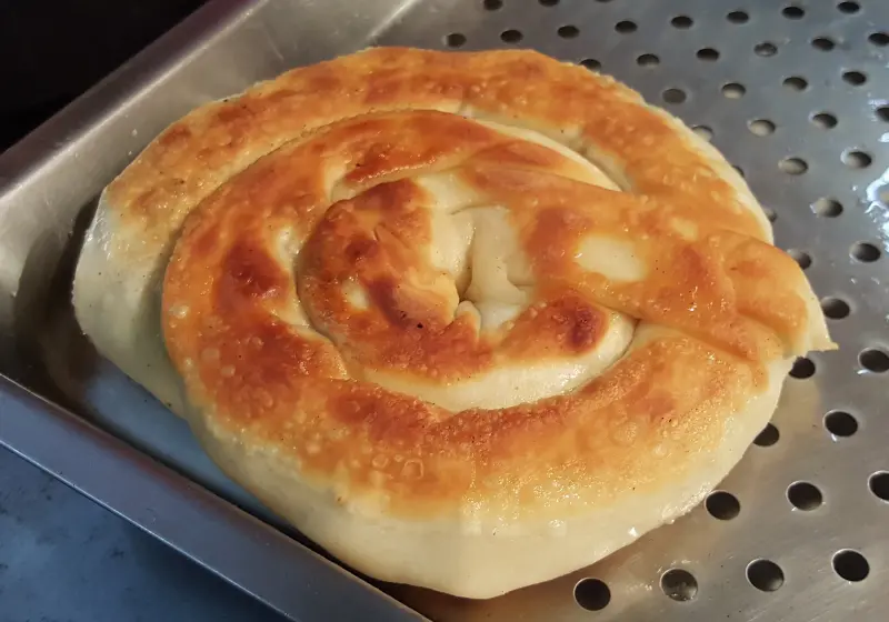 【食-桃園中壢】宜蘭蔥餅-公館廖家食記(中壢店)♥外酥餅皮搭上飽滿多汁的三星蔥♡蝸牛形狀的蔥餅