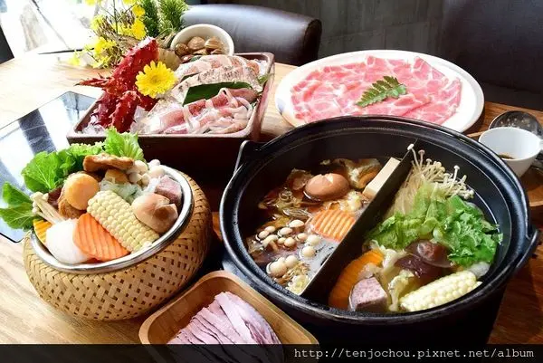 花花，甲飽沒【台中食記】八豆食府精緻鍋物崇德店 氣派裝潢內奢華火鍋響宴！