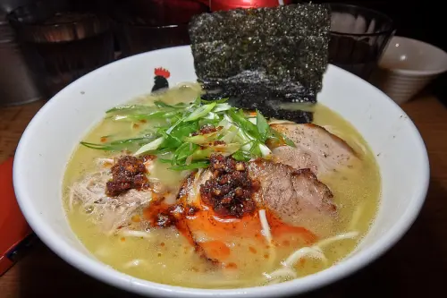 台北 忠孝復興 雞白湯頭叉燒好吃的鳥人拉麵,週末還有開到4:00的宵夜場!!