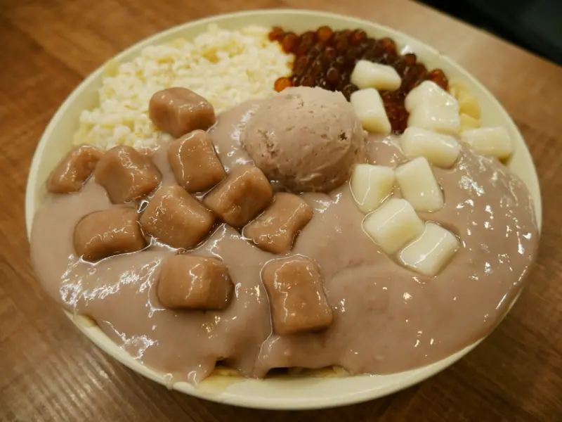 【Angelas日嚐】在地人都知道的養身芋頭冰品，土石流般的芋泥漿和富有嚼勁的芋圓與白玉湯圓，永和樂華夜市的好滋味【阿爸の芋圓】