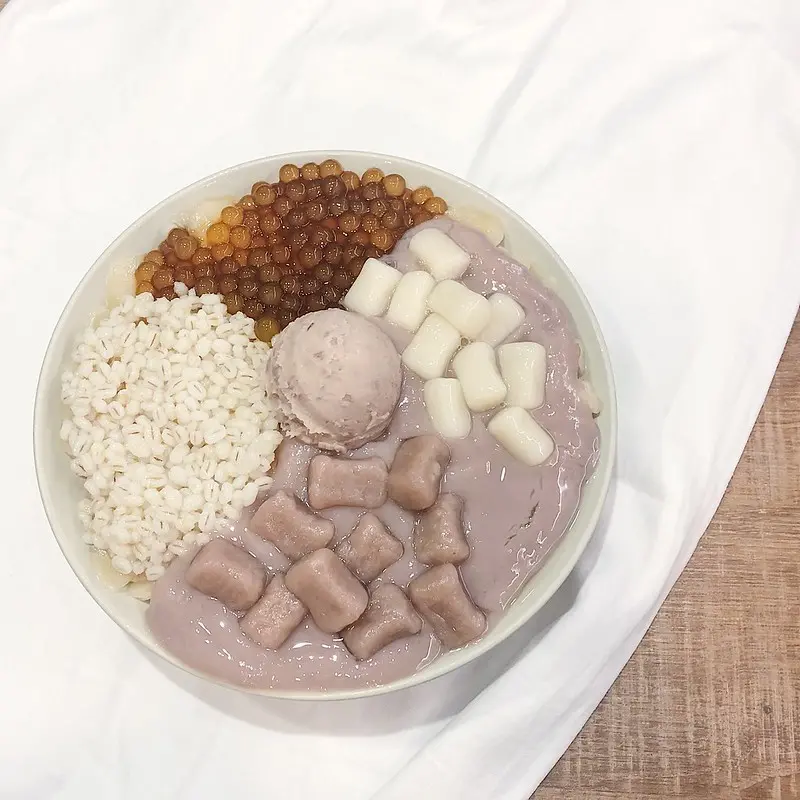 { 頂溪站/永安市場站 } 樂華夜市內芋頭控必吃💜💜💜 阿爸 拍謝啦～太晚來找你!!! 愛上特別的焦香蔗片冰 阿爸の芋圓